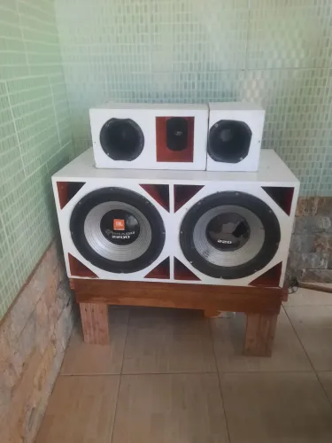 Caixa de som pega na luz e bateria