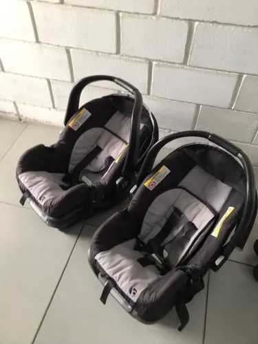Carrinho de bebê duplo com cadeira para carro baby trend
