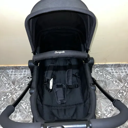 Carrinho de bebê com bebê conforto