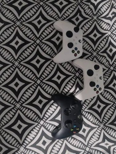 Vendo Xbox one com 3 controles