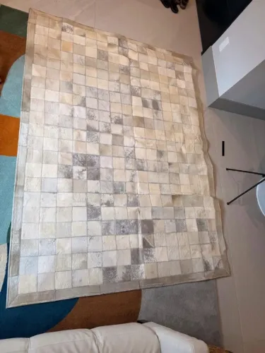 Tapete em Couro de Vaca Natural - Patchwork Quadriculado