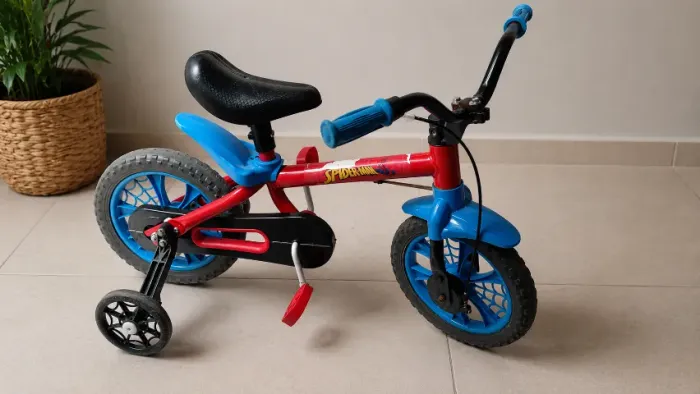 Bicicleta infantil do homem aranha