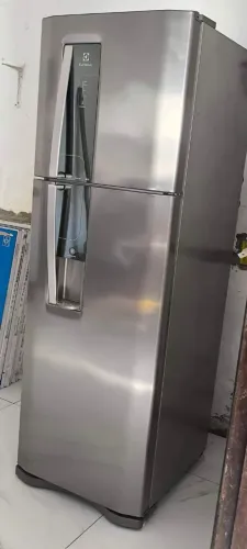 Geladeira Eletrolux água na porta