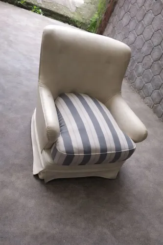 Poltrona Clássica Off-White 