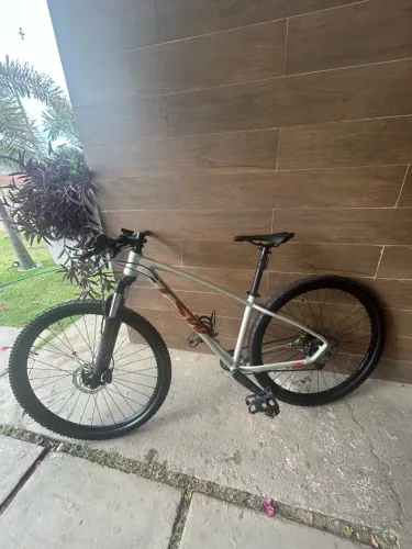 Bike TSW Nuuk Deore 12v suspensão RockShox 2025