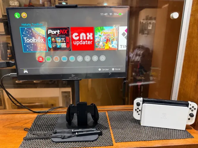 NINTENDO SWITCH DESBLOQUEADO OLED + MALETA DE VIAGEM - IMPECÁVEL