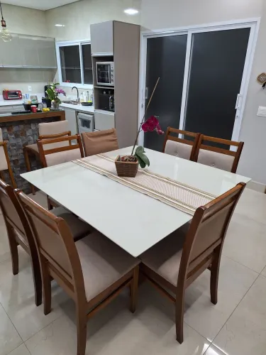 Mesa laqueada e Vidro com cadeira madeira maciça