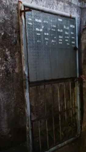 Um portão de ferro usado