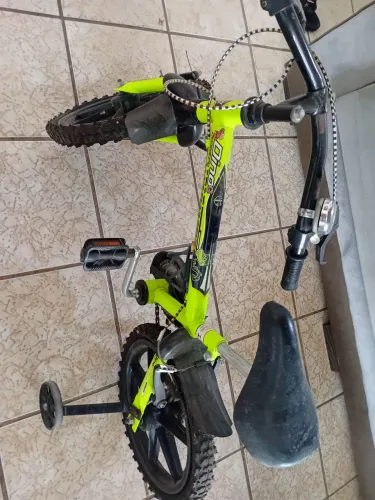 Bicicleta aro 16 seminova, para menino ate 6 anos