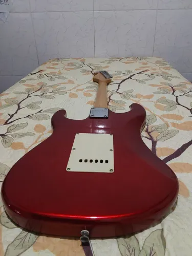 Guitarra Fender em perfeitas condições, vermelha e branca, pouco usada!