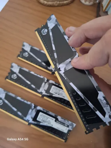 VENDO 2 PENTES MEMORIA RAM TEAM GROUP T-FORCE VULCAN Z, 8GB (4X8GB), DDR4, 3200MHZ