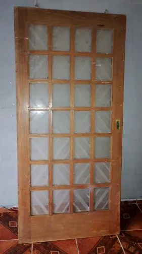 Porta de Madeira Maciça com vídeos quadriculado