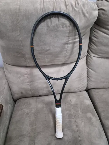 Raquete de Tênis Wilson Pro Staff Classic 97<br>315g <br>16x19<br>Cabo L2<br>1190 mais frete