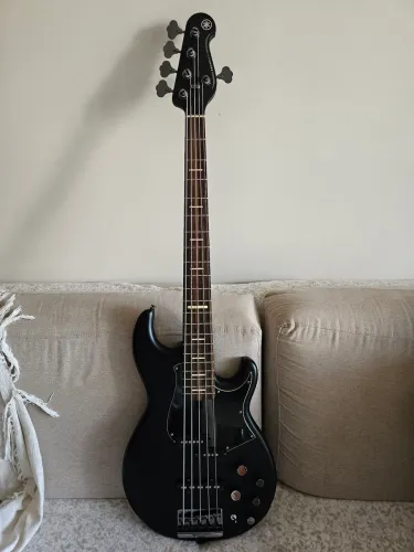 Baixo Yamaha bb735a
