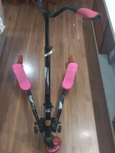 Patinete versátil semi novo