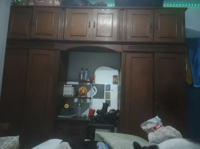 Armário antigo maciço + três gaveteiros