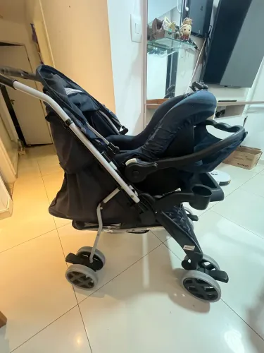 Carrinho de bebê com bebê conforto