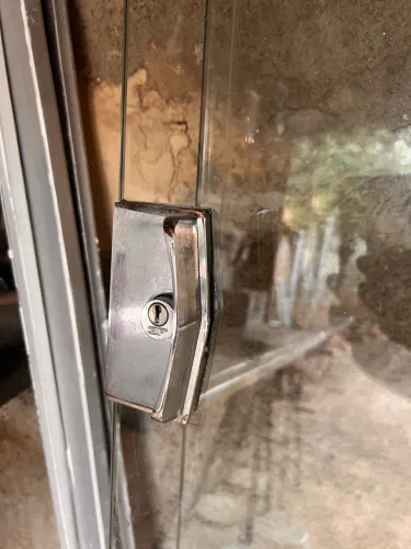 Porta brindex seminova com barras