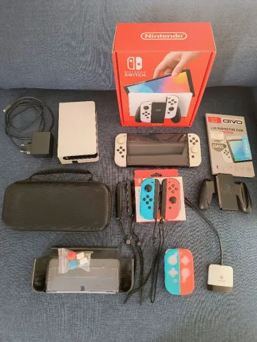 Nintendo Switch OLED completo + par de Joy Con + Acessórios e película