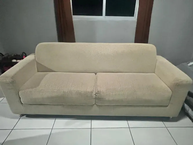 Sofá GMAG semi novo sem manchas três lugares