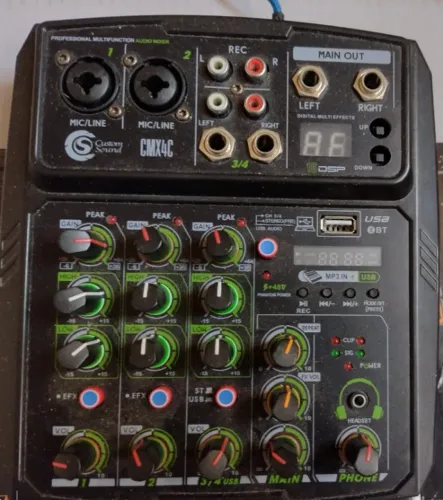 VENDO MESA DE SOM 4 CANAIS CUSTOM SOUND CMX4C SEMI NOVA   USADA EM CASA 
