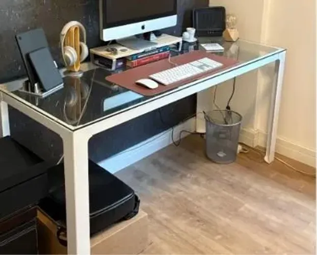 Mesa de escritório em metal branco com tampo de vidro - Tok Stok