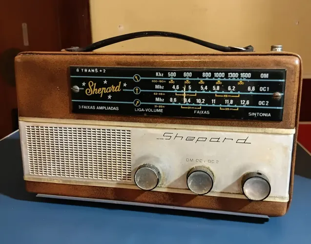 Rádio Retrô ( Com Defeito, somente para Decoração)
