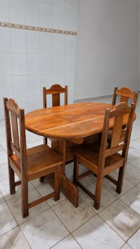 Mesa de Jantar em Madeira Angelim com 4 Cadeiras