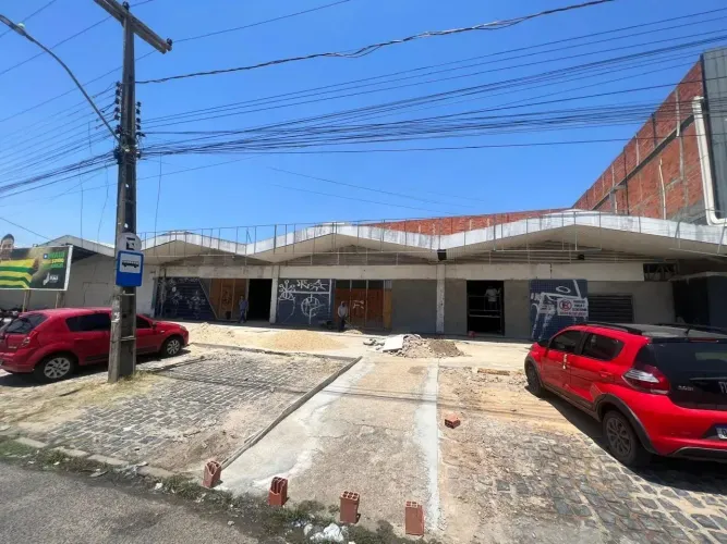 Galpão comercial  com 400 m2 ideal para lojas e distribuidoras, Bairro São Pedro em Teresi