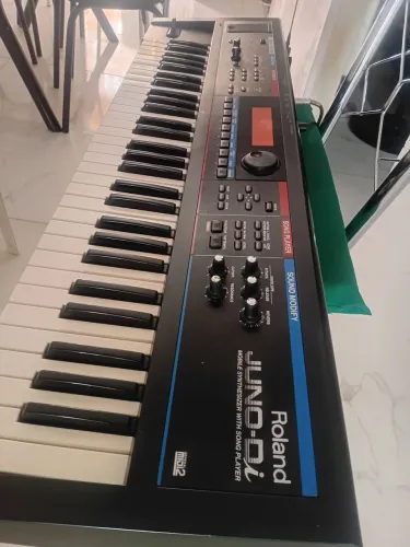 Teclado sintetizador roland juno di
