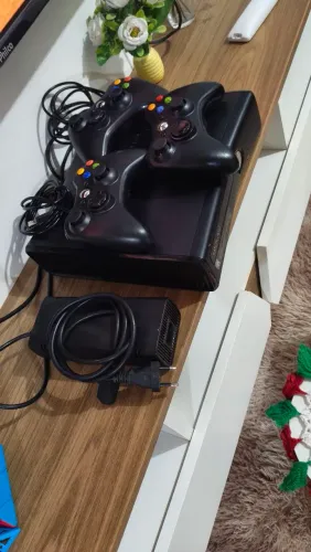 Xbox - 360 - semi novo, 3 controles, desbloqueado com 86 jogos 