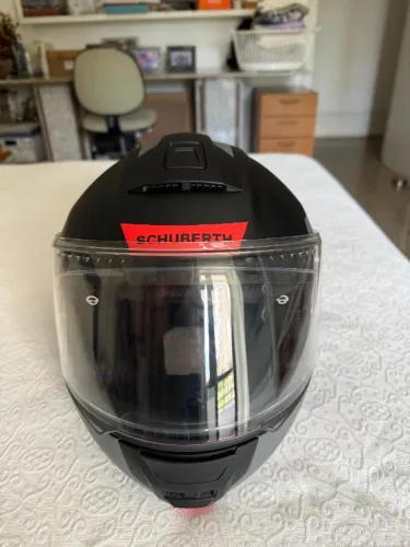 capacetes preto e branco SCHUBERTH com comunicadores originais