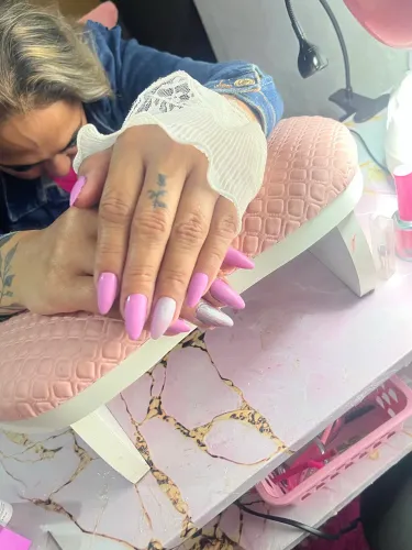 Alongamento de unha e esmaltação em gel pé ou mão 