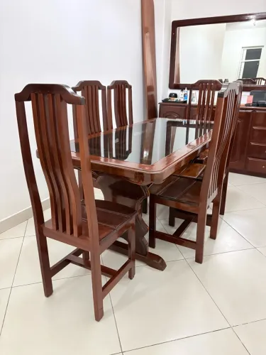 Mesa de jantar de madeira maciça, com 6 cadeiras
