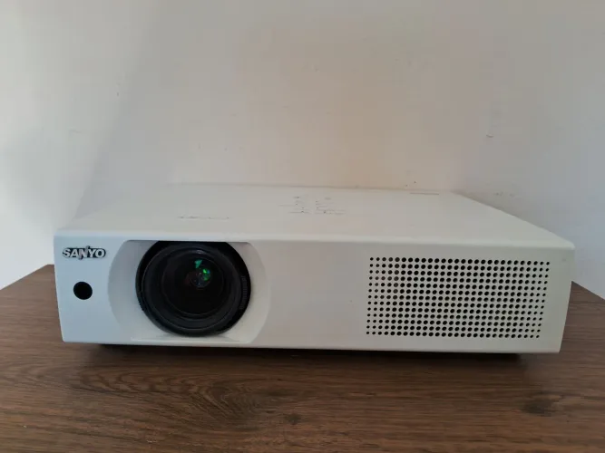 Projetor   Sanyo   XU105 