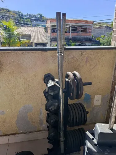 Pesos para musculação, barras, halteres e anilhas