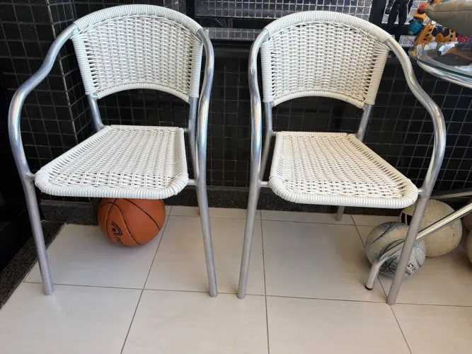 2 cadeiras brancas + mesa prata de vidro