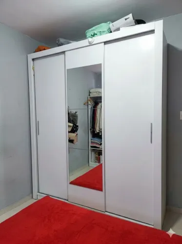 Vendo guarda roupa no valor de 750 reais com  entrega e montagem 