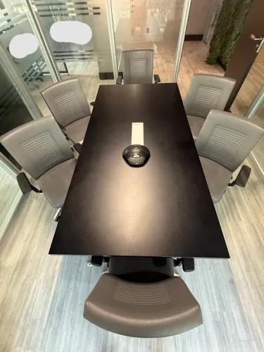 Mesa corporativa com 6 cadeiras.