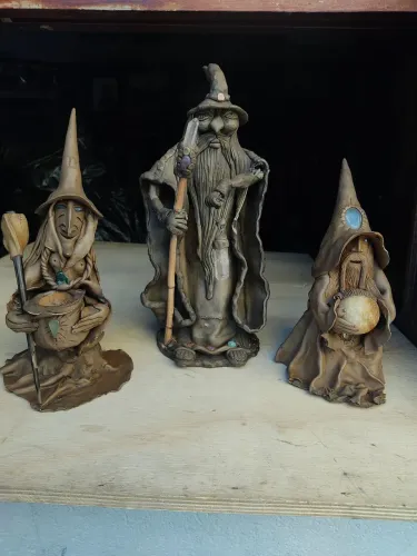 Estátuas de bruxos artesanais
