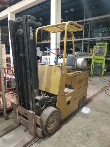 Vende-se empilhadeira Yale