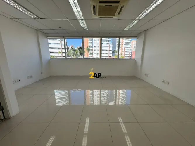 Excelente oportunidade de locação de sala comercial de 35m² com vaga no Centro Empresarial