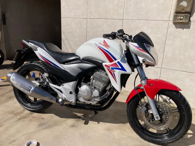 CB 300 2012 troca em moto e carro