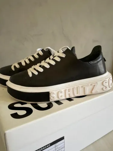 Tênis Flatform Schutz em Couro Preto Tamanho 35 Ótimo Estado