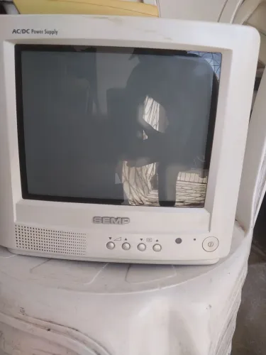 Vendo uma televisão antiga e colorida e pega rádio também focionado perfeita mente