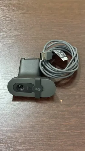 Webcam Logitech Full HD 1080p com Tampa de Privacidade - Excelente Estado