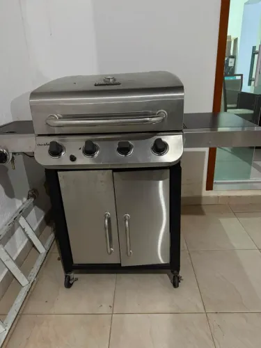Churrasqueira a Gás Portátil Americana Char Broil Classic 440 Inox Premium 4 Queimadores