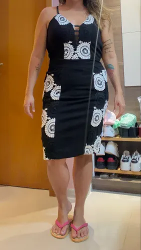 Vestido preto com aplicação em renda branca