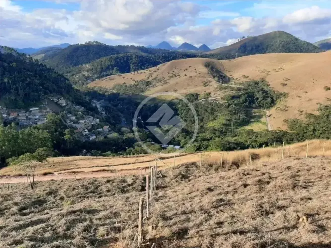 Terreno, 700 m2 à venda no Condomínio Fazenda Inglesa, bairro Pessegueiros. Teresópolis-RJ