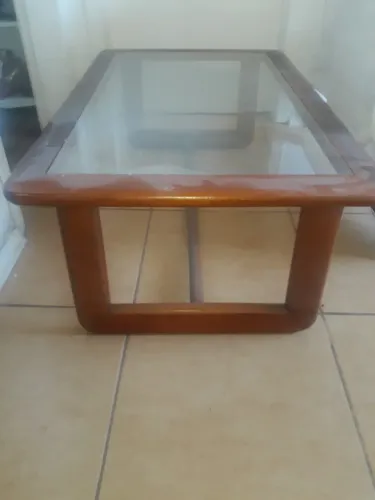 Mesa de centro, madeira maciça e vidro, cantos arredondados